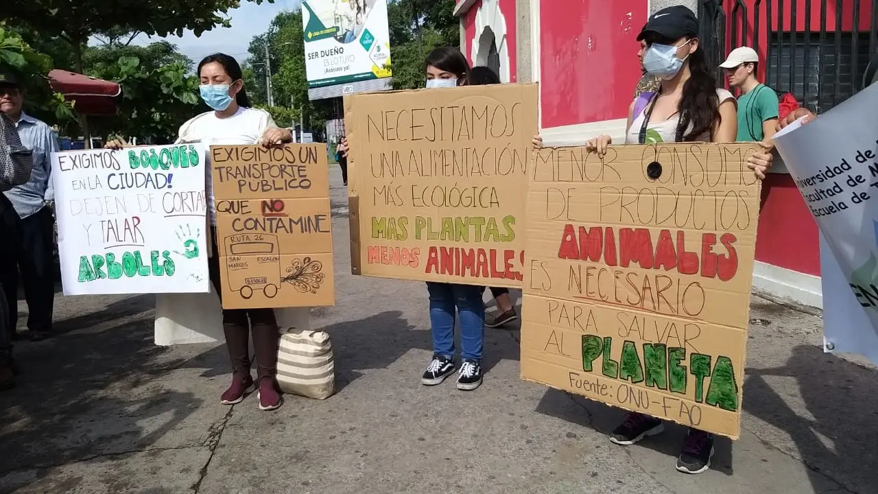 Estudiantes de la UES