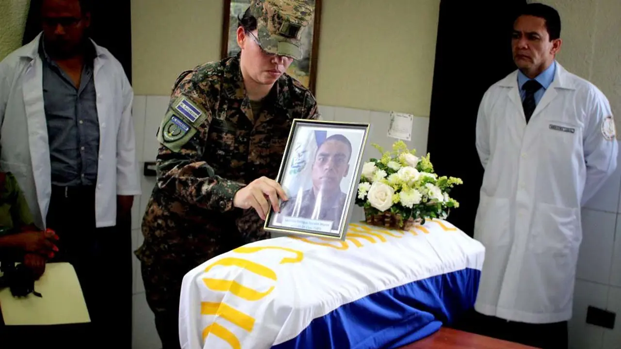 Entregan restos de soldados enterrados en Vista al Lago 1