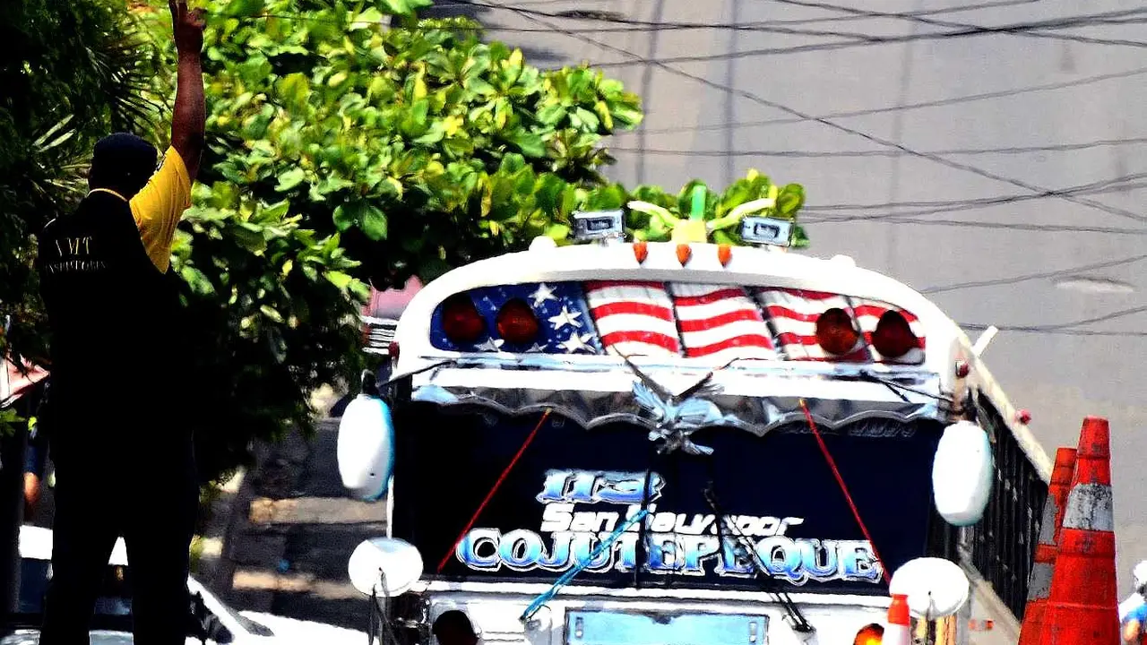 multan a bus de la ruta 113 de cojutepeque