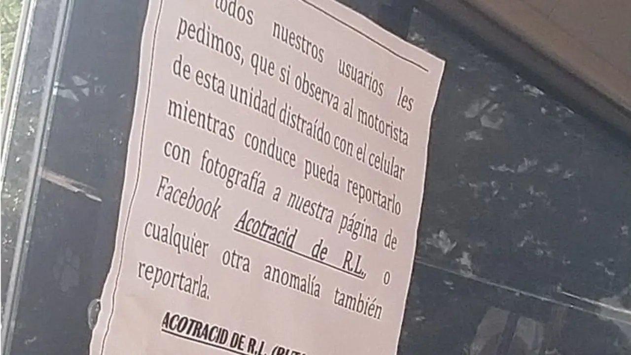 R&oacute;tulo en microbuses de la 4T