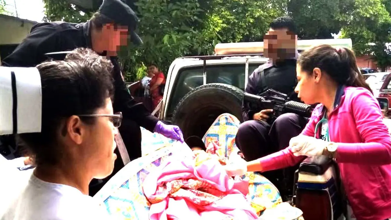 Polic&iacute;as atienden parto 2