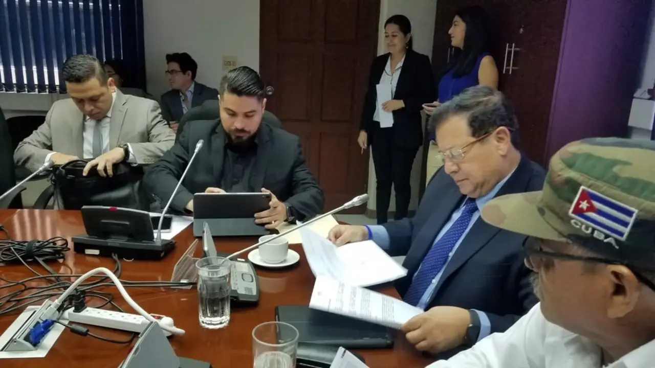 Carlos Marroqu&iacute;n en comisi&oacute;n