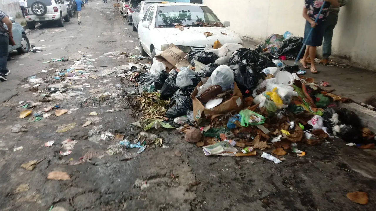 Basura en ciudad delgado