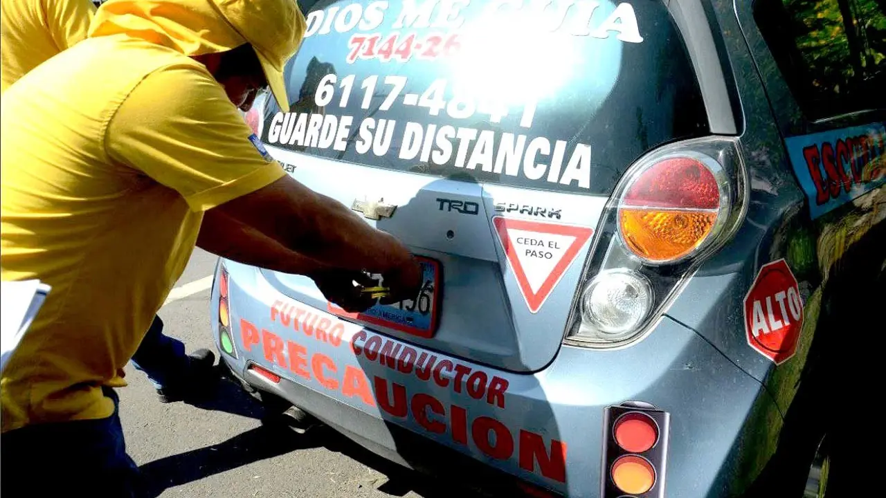 Decomisan placas a veh&iacute;culo de escuela de manejo en La Libertad
