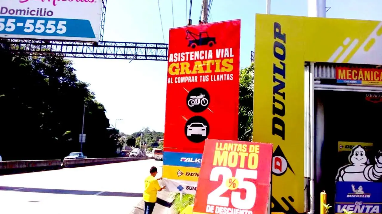 Retiran la contaminaci&oacute;n visual calle al Puerto