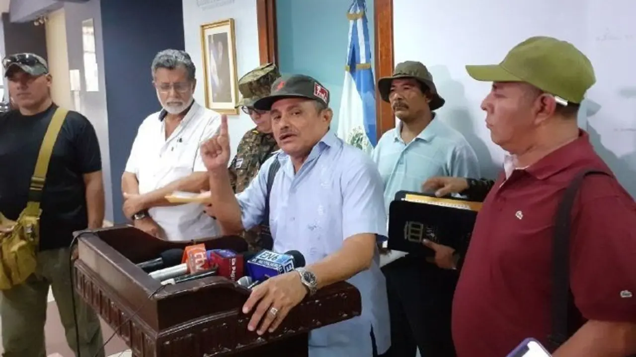 Carlos Ruiz y veteranos