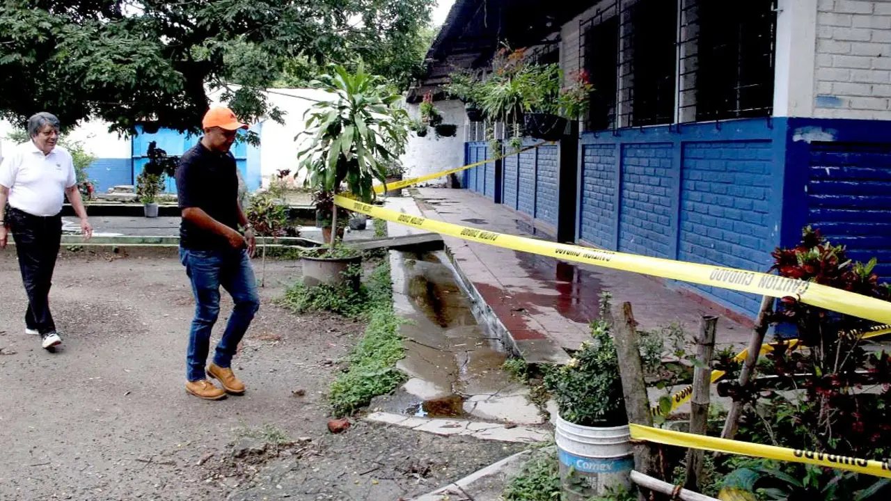 Escuelas da&ntilde;adas por lluvias