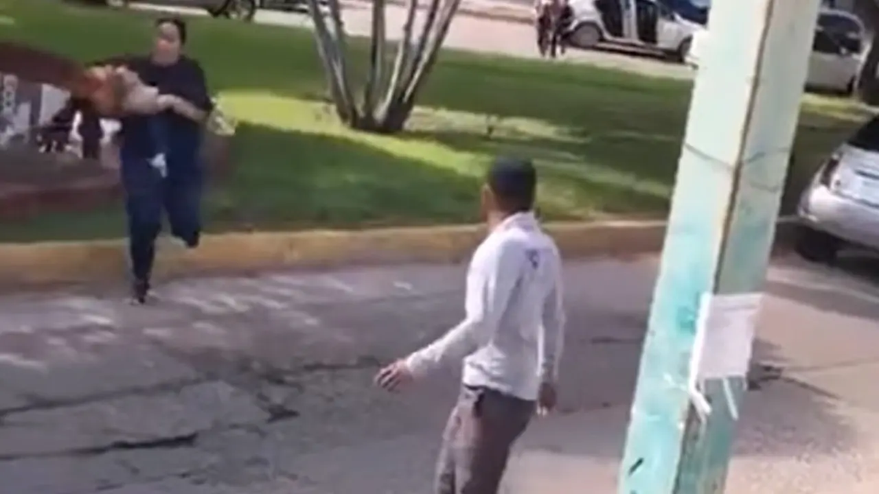 madre que huye de tiroteos en Culiac&aacute;n