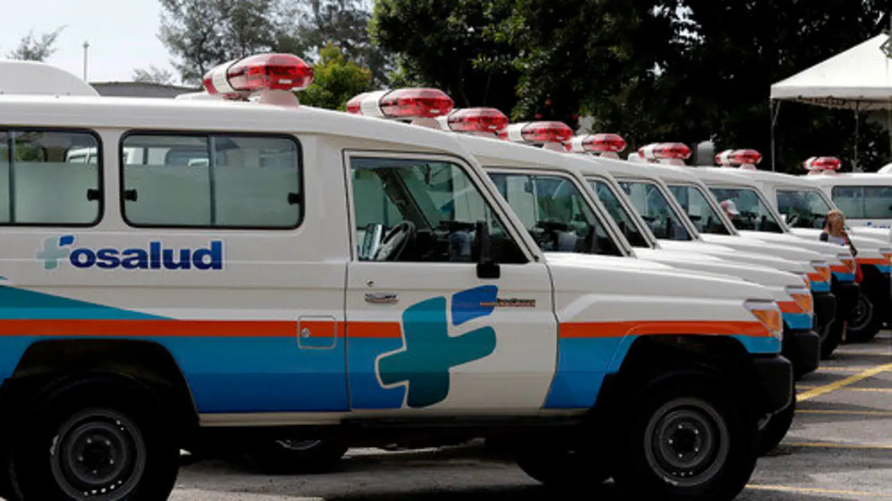 Salvador S&aacute;nchez Cer&eacute;n, presidente de la Rep&uacute;blica, entreg&oacute; esta ma&ntilde;ana 10 ambulancias que servir&aacute;n para la atenci&oacute;n y traslado de pacienctes usuarios de unidades de salud del &aacute;rea rural.  El acto se realiz&oacute; en las instalaciones del Centro Internacional de Ferias y Convenciones, CIFCO, y cont&oacute; con la participaci&oacute;n de los directores de la Unidades de Salud beneficiadas, la ministra de salud Violeta Menjivar y la directora ejecutiva de Fosalud Ver&oacute;nica Villalta.