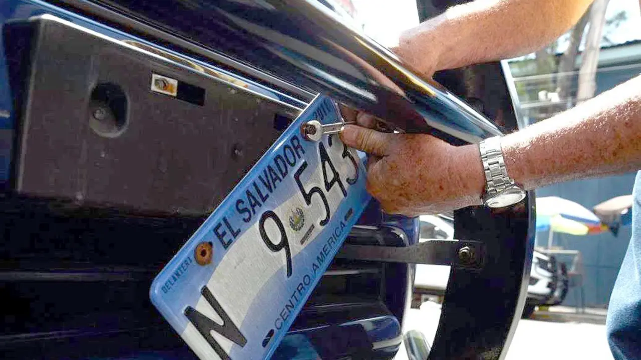 Decomiso de placas nacionales