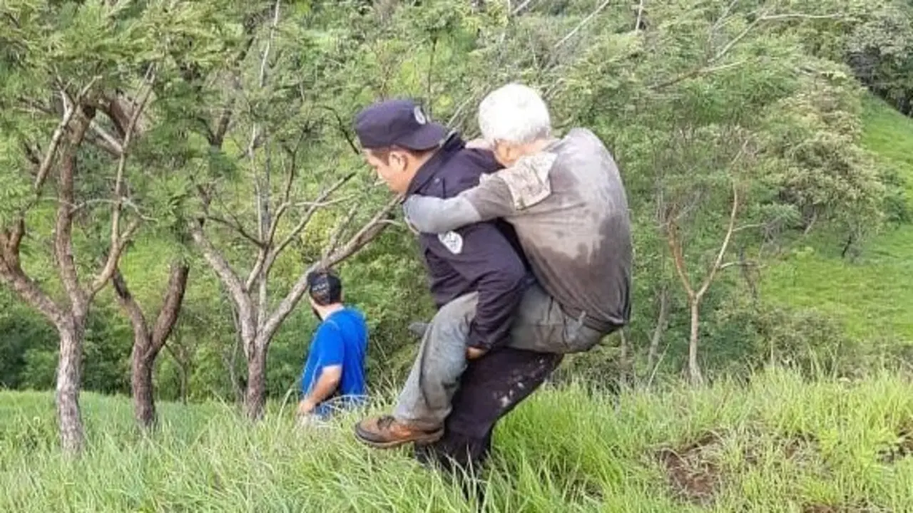 Polic&iacute;a cargado a don Fernando