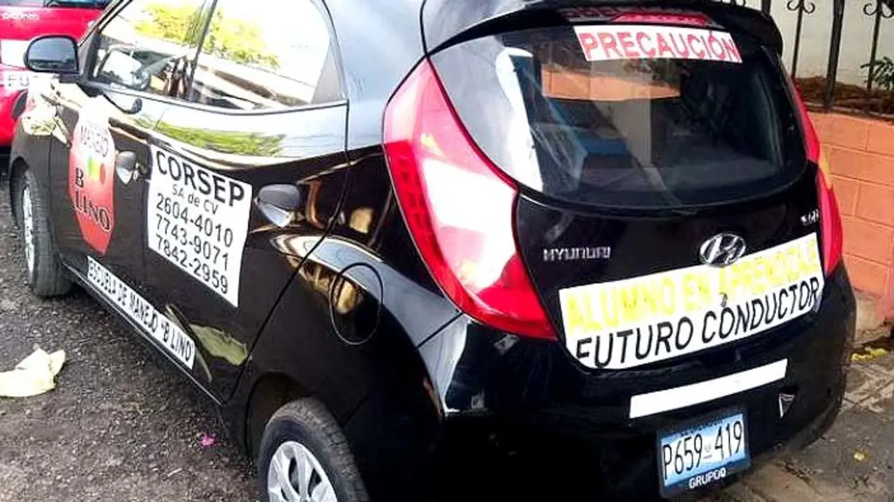 Detienen a conductor de escuela de manejo bolo