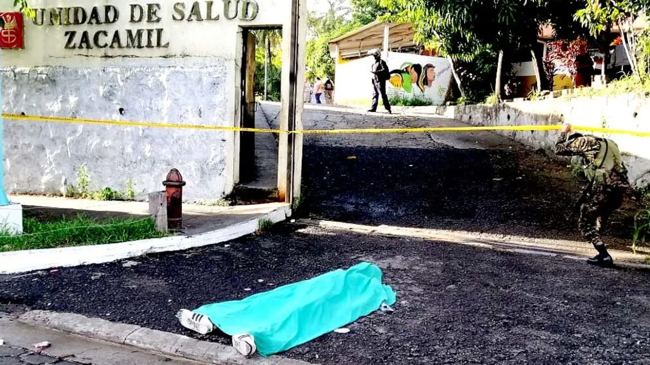 Joven muere frente a la Unidad de Salud de la Zacamil