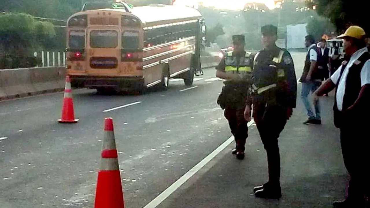 Buses amarillos fueron multados por no tener permisos para transportar personal