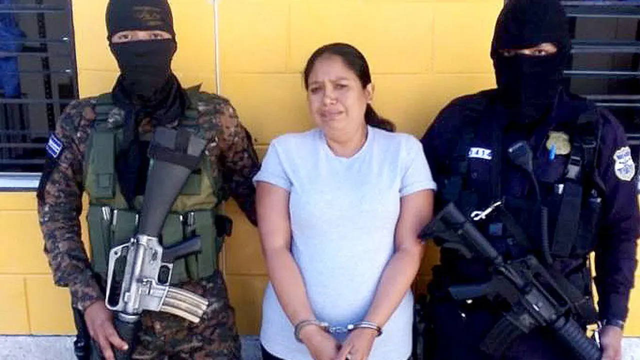 Evelyn Elizabeth Arag&oacute;n de Cu&eacute;llar detenida por documentaci&oacute;n falsa y estafa