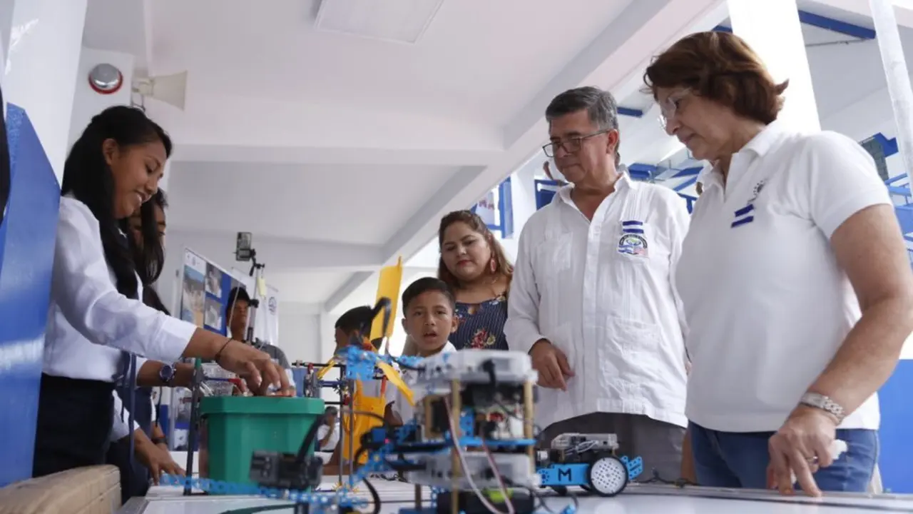 Ministra de Educaci&oacute;nt