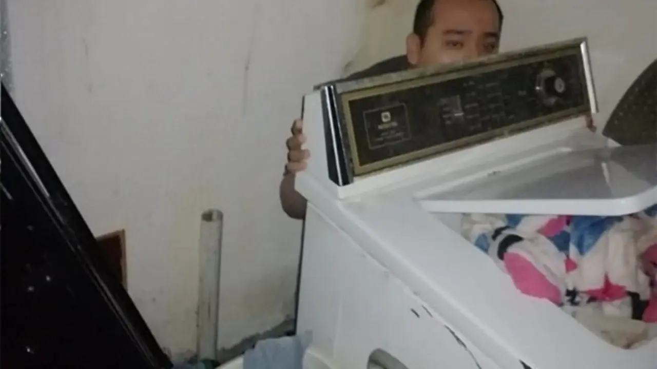 Escondido en detr&aacute;s de la Lavadora