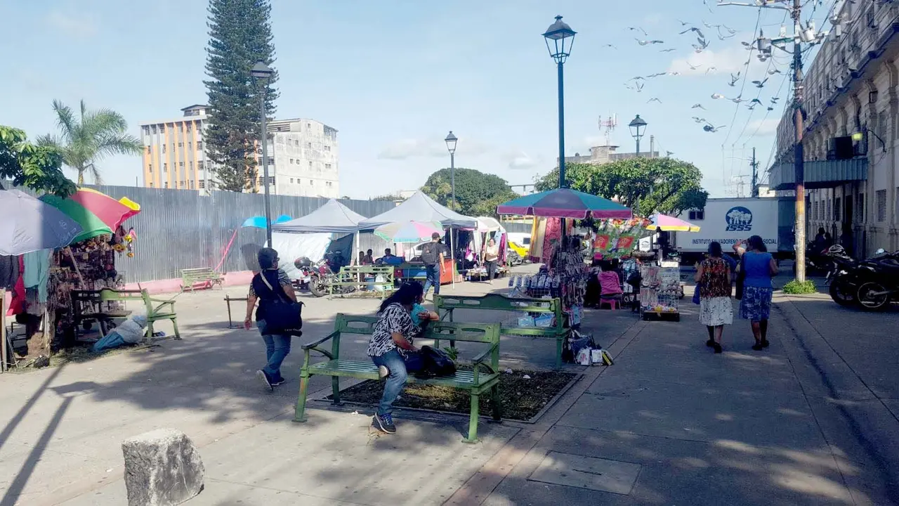 Piden ordenar ventas en plaza la Salud