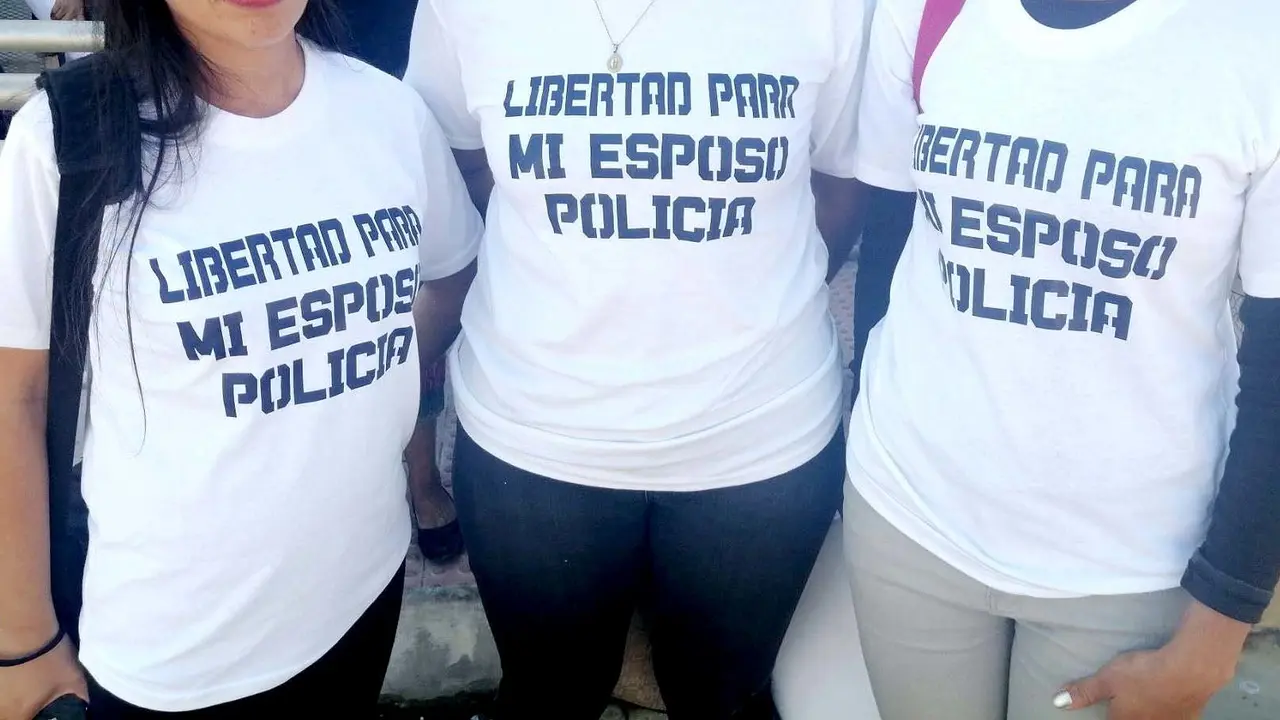 protesta de esposas y familiares de policias condenados a 45 a&ntilde;os de prisi&oacute;n