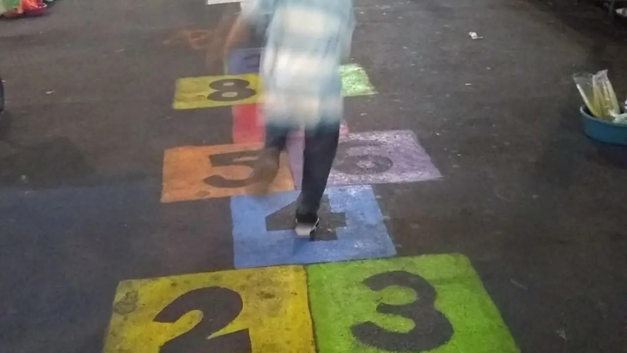 Ni&ntilde;os jugando en la calle