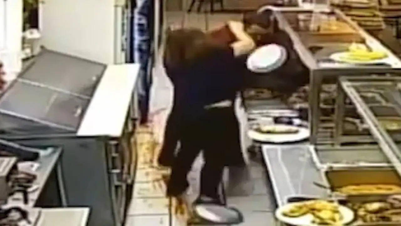 Empleada evita asalto lanz&aacute;ndole comida al ladr&oacute;n