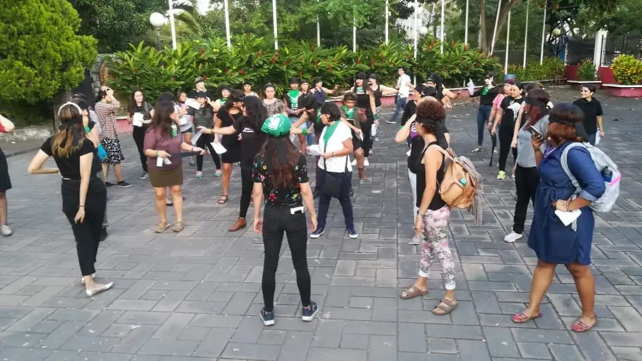 Estudiantes de la UES interpretan un violador en tu camino