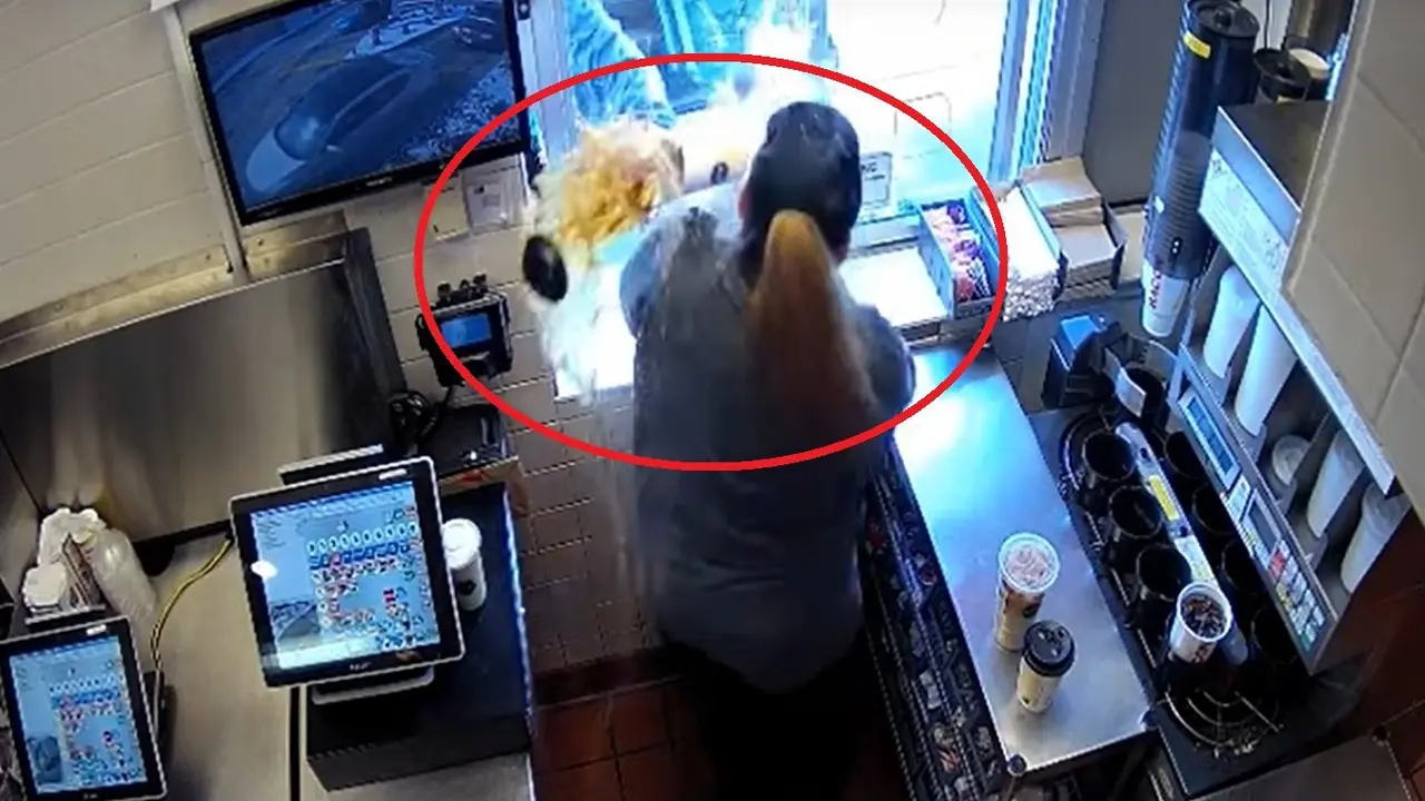 Lanzan cafe caliente a empleada de McDonald's