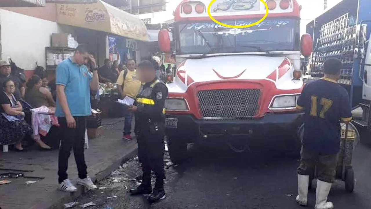 Multan a buseros por estar echados en Soyapango 2