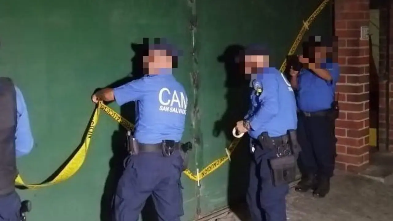 Agentes del CAM cerrando local 1
