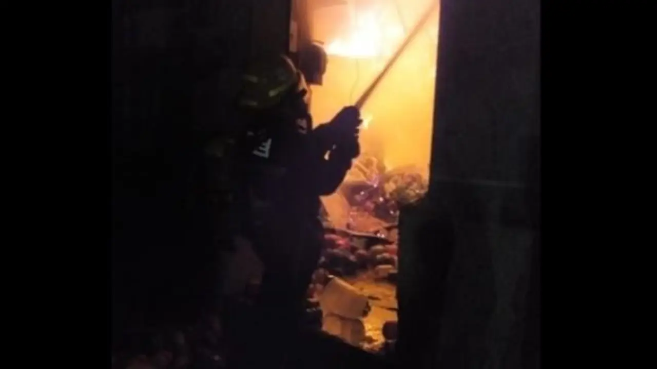 Bombero durante incendio