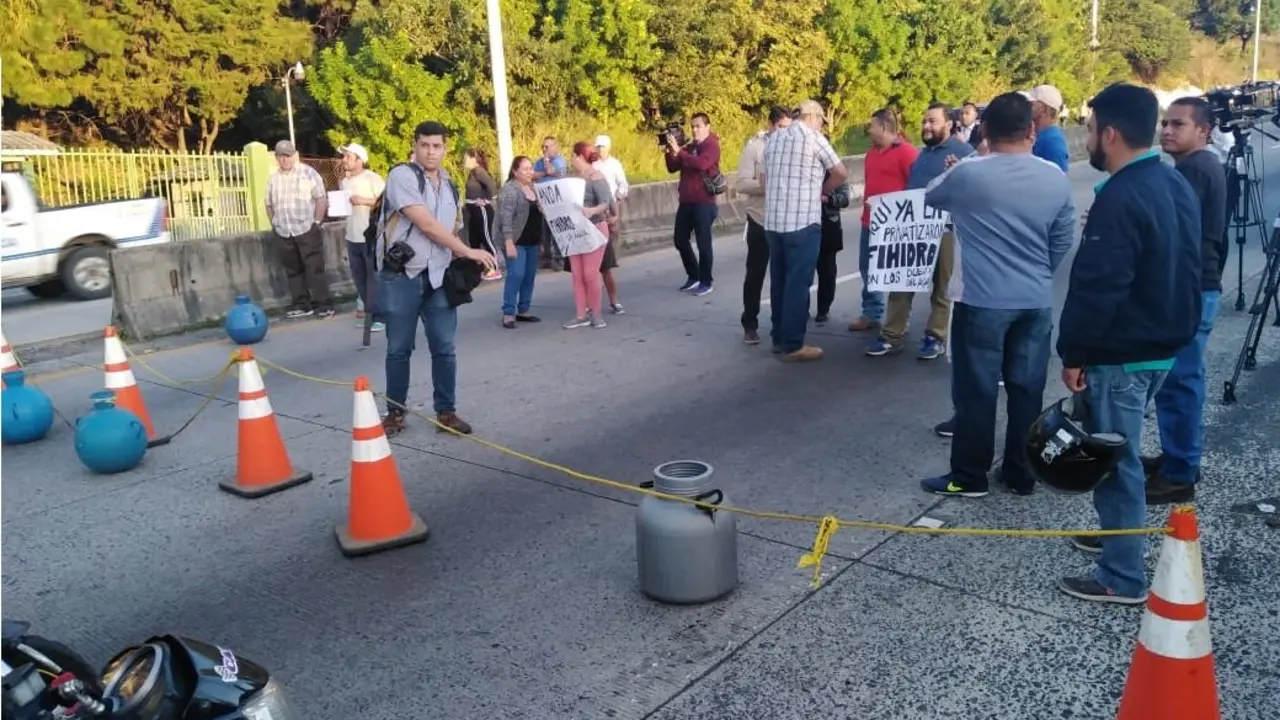 Cierran carretera al puerto
