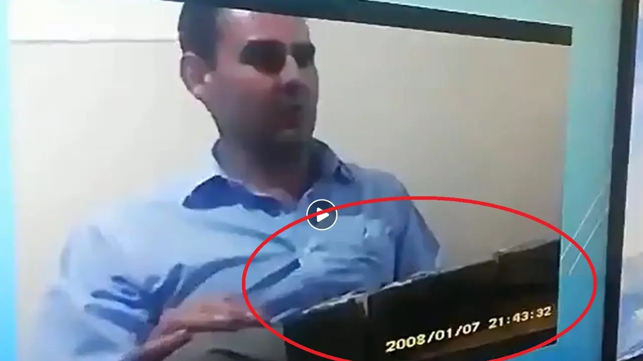 Muyshondt con fajo de billetes