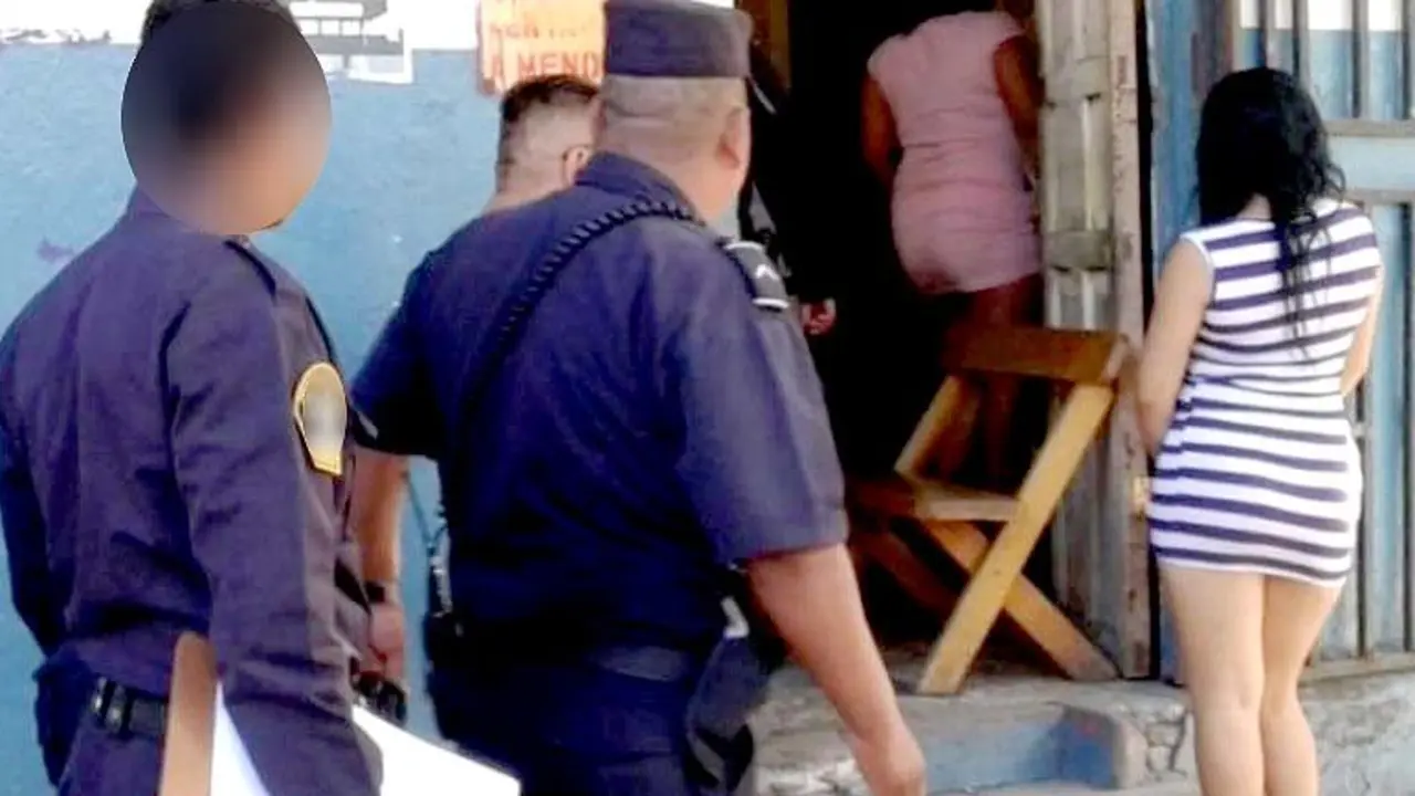 Polic&iacute;as en prost&iacute;bulos