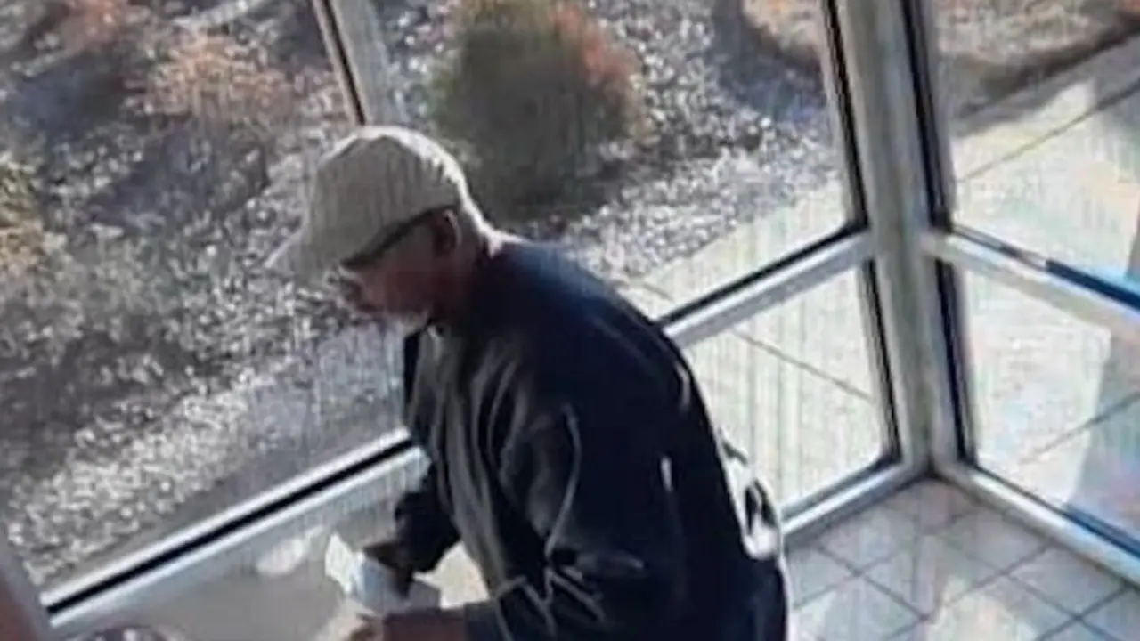 Hombre encontr&oacute; dinero en banco