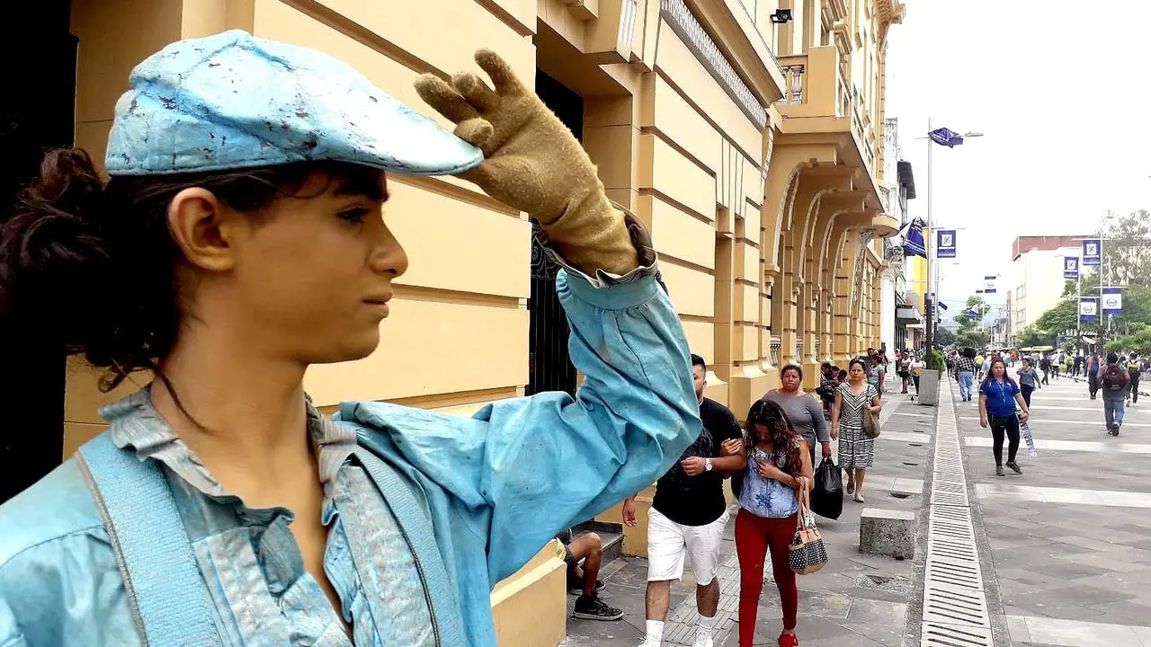 Dami&aacute;n Torres la estatua humana 3