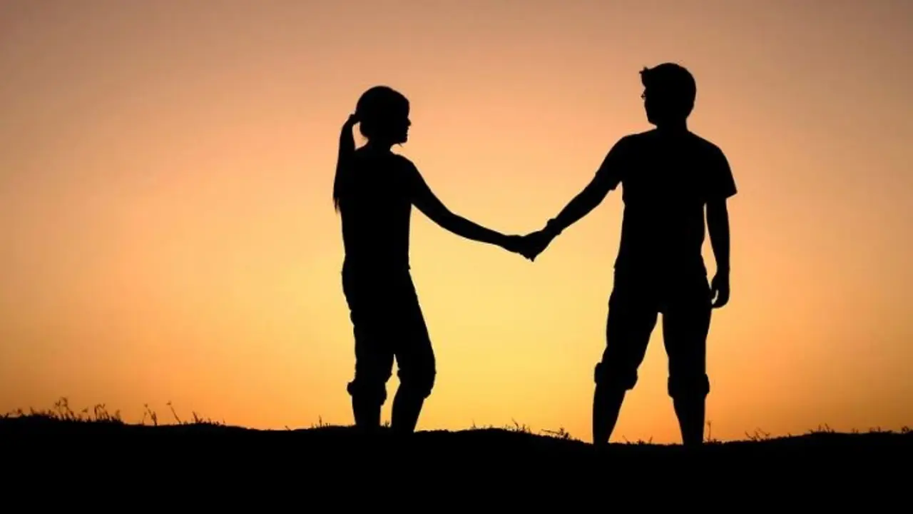 Pareja de novios adolescentes