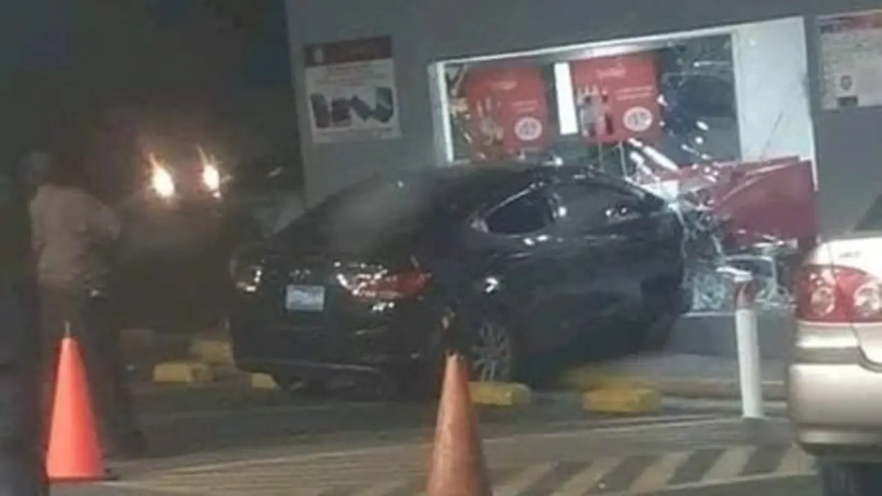 Veh&iacute;culo estrellado en gasolinera