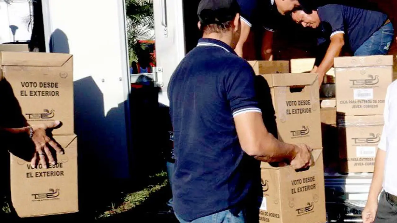 Boto en el exterior foto cortes&iacute;a TSE 3