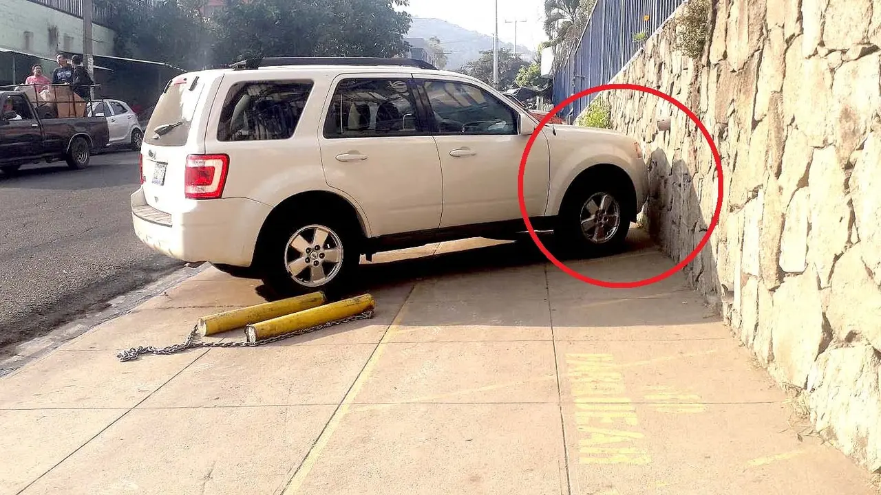 Veh&iacute;culos en aceras en contornos del hospital Amatepec 1