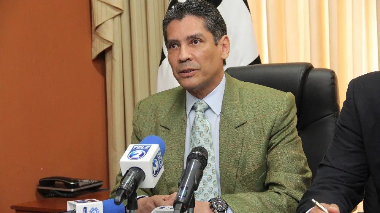 Gustavo L&oacute;pez en conferencia