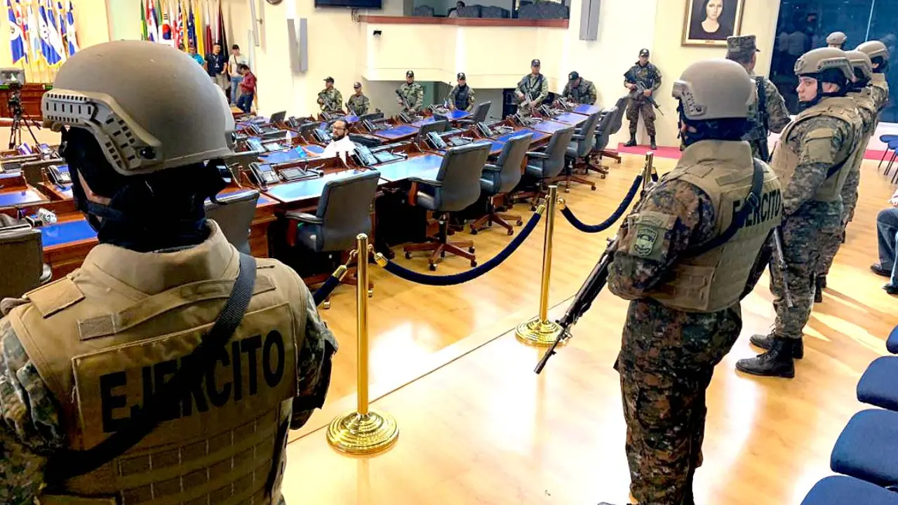 Militares dentro del Sal&oacute;n Azul de la Asamblea Legislativa 5