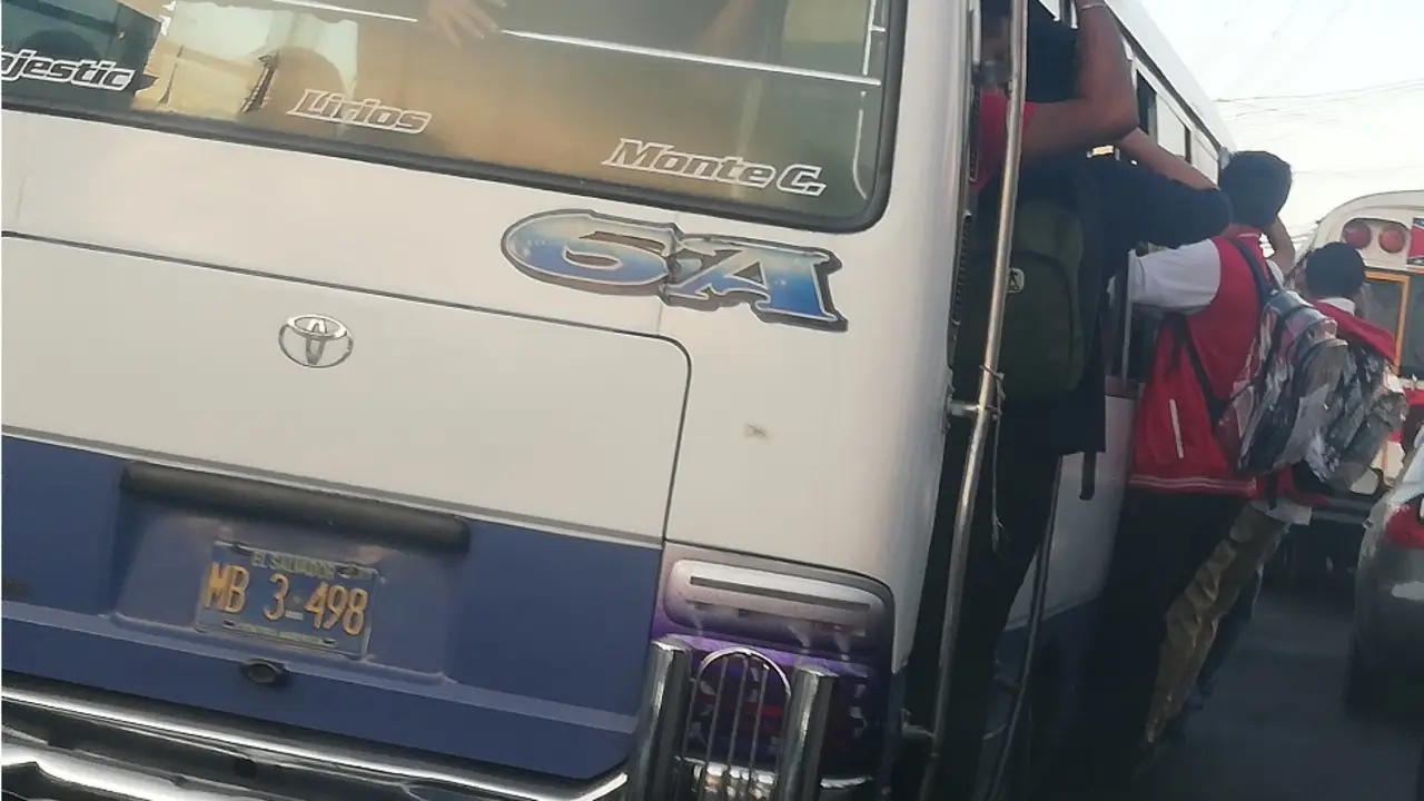 Colgados en microb&uacute;s