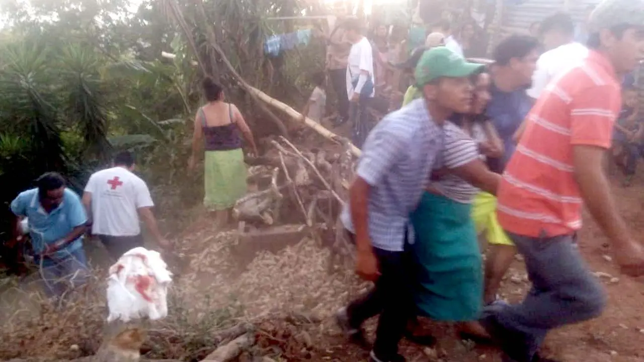 Varios lesionados al caer bus en barranco 1