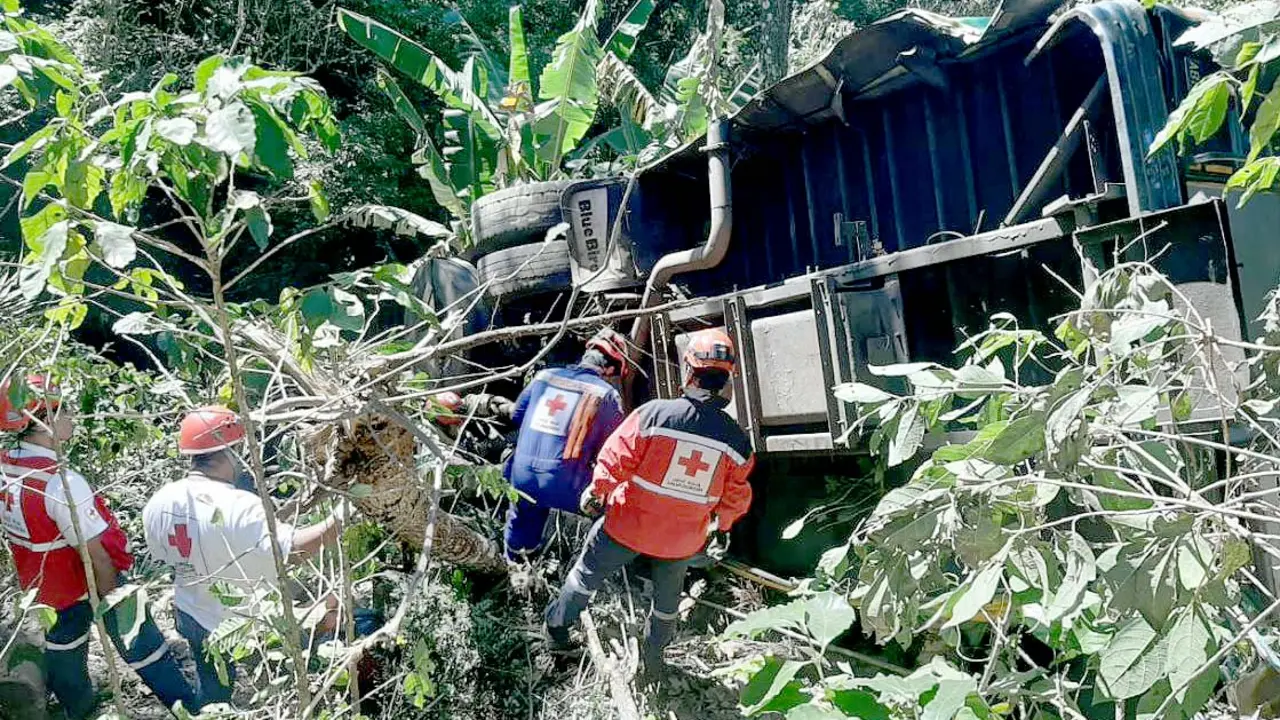 Bus de la ruta 261 accidentado en barranco en La Libertad