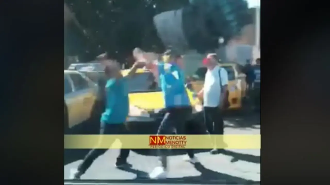 Taxistas pele&aacute;ndose en Usulut&aacute;n