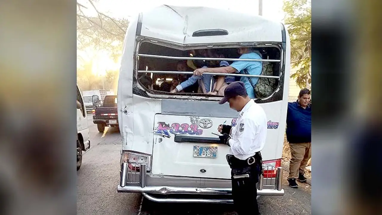 Pasajeros viajaban en microb&uacute;s chocado 2