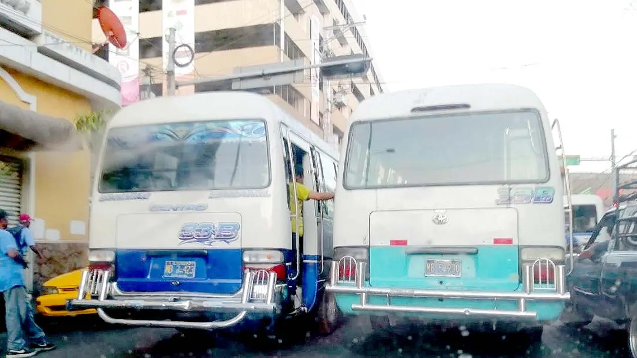 Microbuseros de la ruta 33-B en sentido contrario en el centro