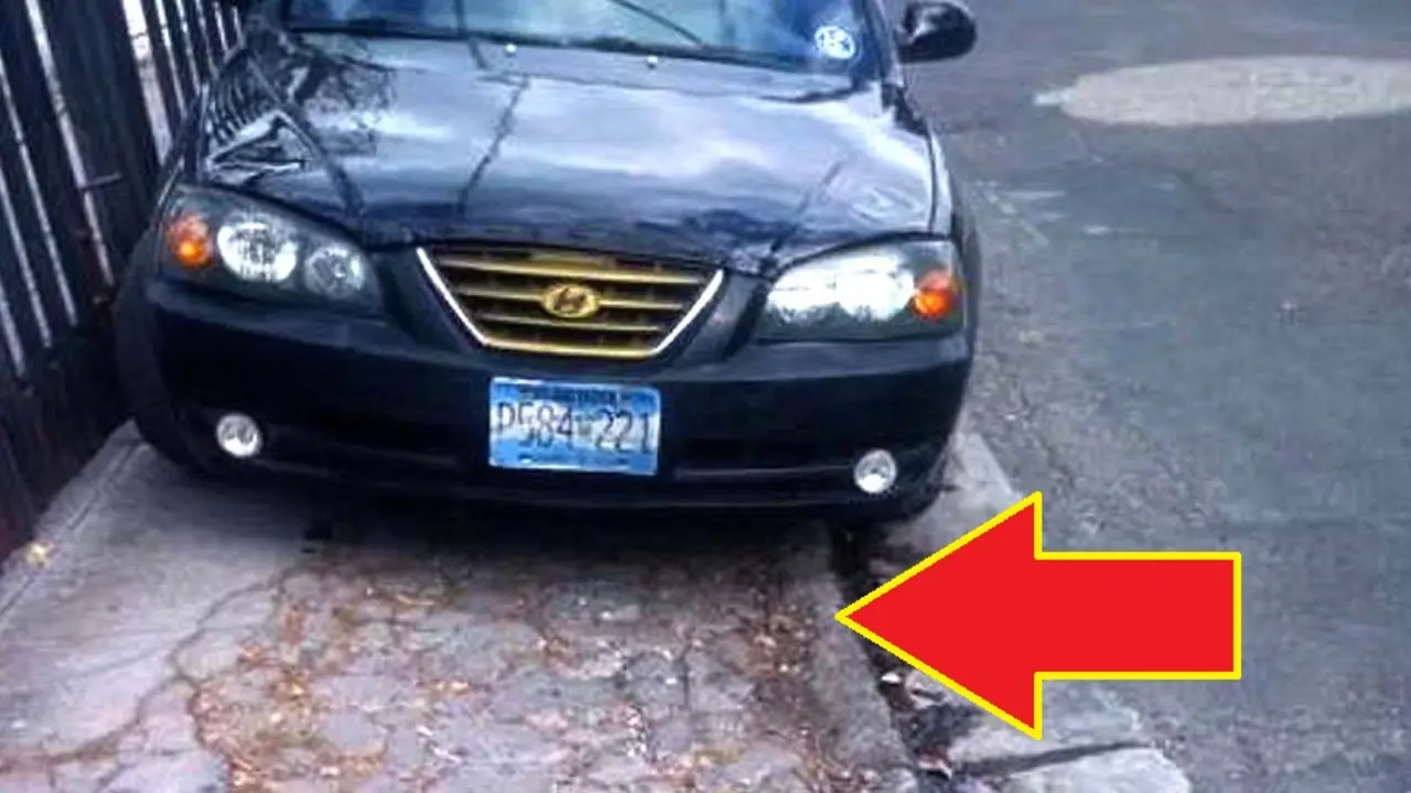 Veh&iacute;culo estacionado en acera de la 25 av ote 2