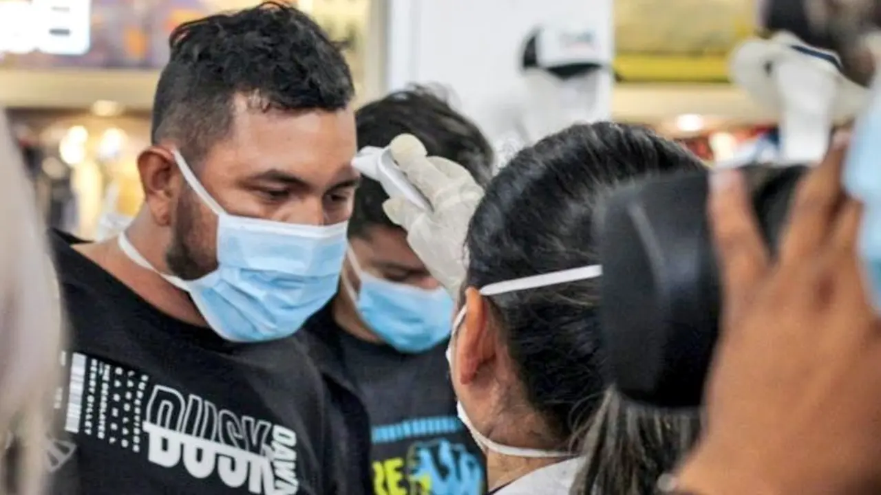 Salvadore&ntilde;o con mascarilla