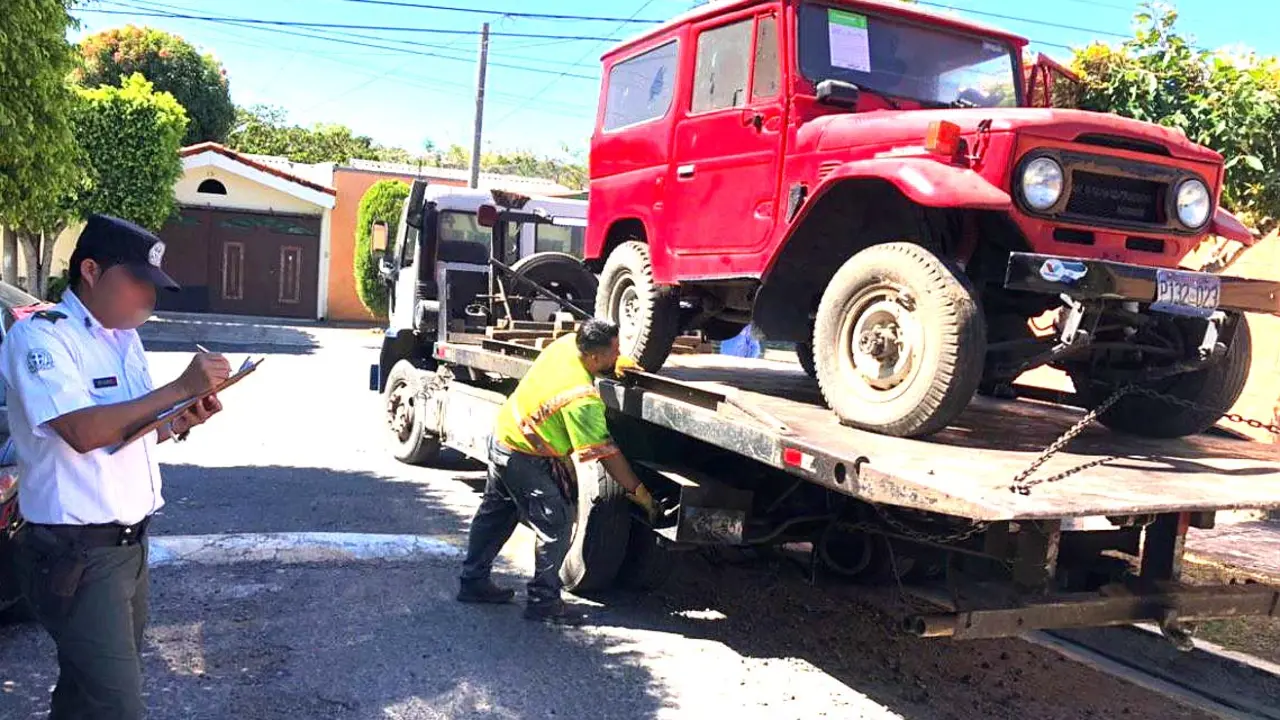Retiran carros viejos de Santa Tecla 2